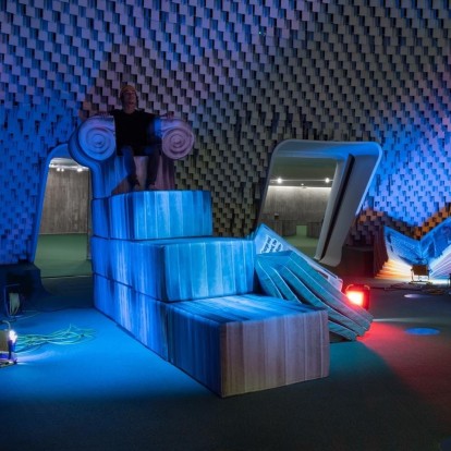 Η πρώτη ατομική έκθεση του καλλιτέχνη Ανδρέα Αγγελιδάκη στο Παρίσι εξυμνεί τον ελληνικό πολιτισμό