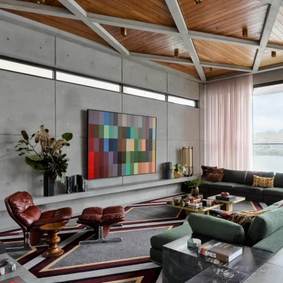 Περιηγηθείτε σε μια τροπική τριώροφη κατοικία με αέρα μοντερνισμού στην προκυμαία του Sydney