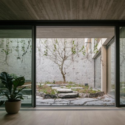 Περιηγηθείτε στη μινιμαλιστική κατοικία House Be που έχει χτιστεί μέσα στη φύση