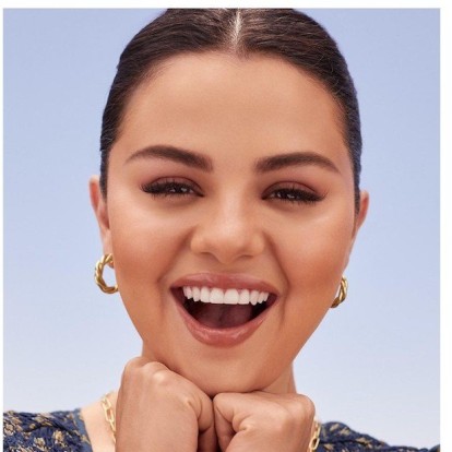 Selena Gomez: Οι 10 καλύτερες beauty στιγμές της και πώς θα τις αντιγράψετε 