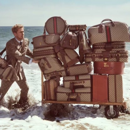 Ο Ryan Gosling πρωταγωνιστεί στη νέα καμπάνια των iconic suitcases του Gucci 