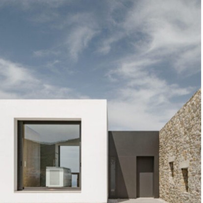 Ένα πέτρινο κτίσμα μεταμορφώθηκε σε μια εντυπωσιακή κατοικία στο Μαρμάρι της Εύβοιας