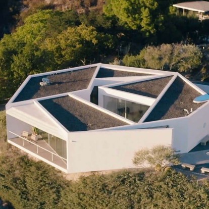 Δείτε το εντυπωσιακό σπίτι του θρυλικού μπασίστα των Red Hot Chili Peppers, Flea