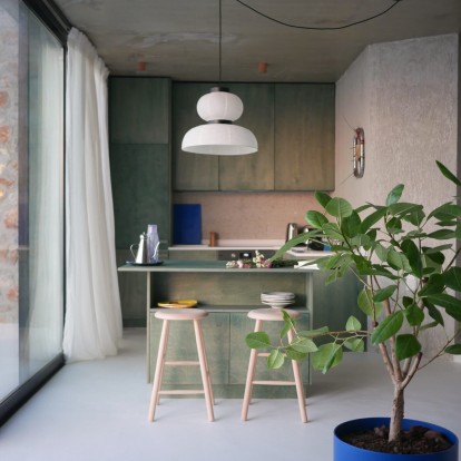 Mια εξοχική κατοικία στην Κορινθία γίνεται «ένα» με το περιβάλλοντα χώρο