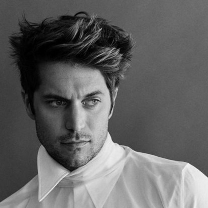 O γοητευτικός Lucas Bravo μοιράζεται μαζί μας αγαπημένες του backstage στιγμές 