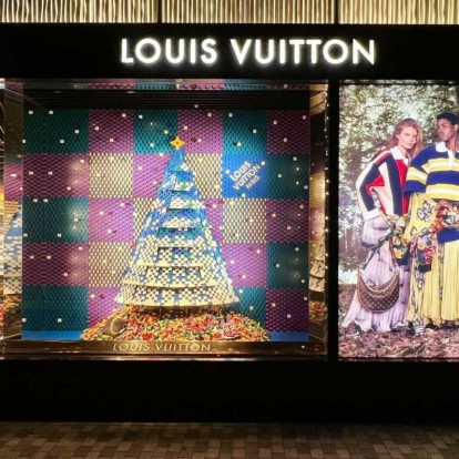 The Holiday Season: Η εορταστική καμπάνια της Louis Vuitton μας καλεί να απολαύσουμε λίγη από τη μαγεία των Χριστουγέννων