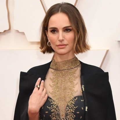 In my Lady: Η Natalie Portman μας δείχνει τι «κρύβει» μέσα στη ροζ Dior τσάντα της