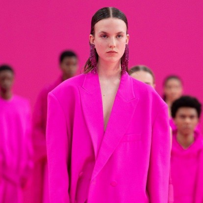Hot pink: Φορέστε το διάσημο «χρώμα απελευθέρωσης» τον χειμώνα 