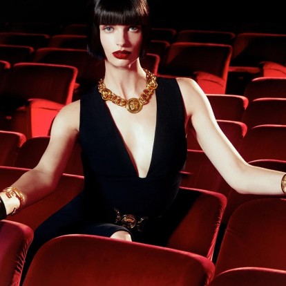 Versace Holiday 2022: To νέο campaign film  με πρωταγωνίστρια την εντυπωσιακή Lily McMenamy