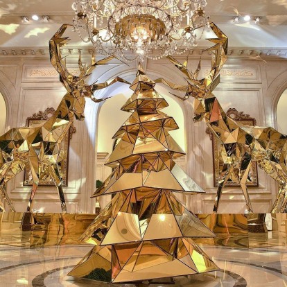 Τα πιο iconic χριστουγεννιάτικα δέντρα στα πολυτελή ξενοδοχεία του κόσμου