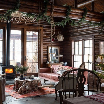 Δείτε πώς μια ξύλινη κατοικία στο Wyoming μετατράπηκε σε χριστουγεννιάτικο παράδεισο