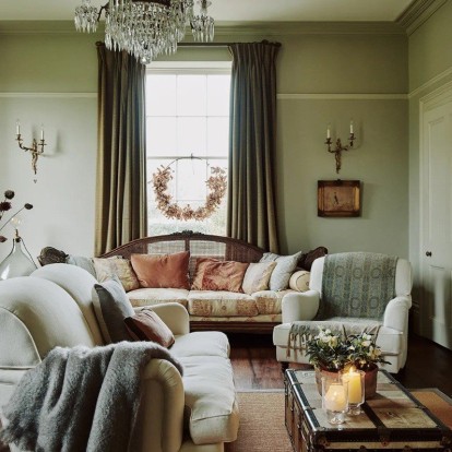 Περιηγηθείτε σε ένα βικτοριανό σπίτι που είναι διακοσμημένο κομψά για τα Χριστούγεννα