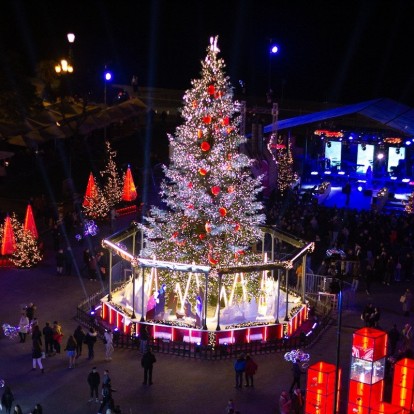 Η Θεσσαλονίκη φόρεσε τα γιορτινά της: Αποκλειστικές φωτογραφίες από την φετινή Χριστουγεννιάτικη Πλατεία Αριστοτέλους 