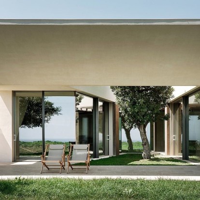 Μια εντυπωσιακή βίλα στη Σικελία συνδιαλέγεται με το φυσικό περιβάλλον