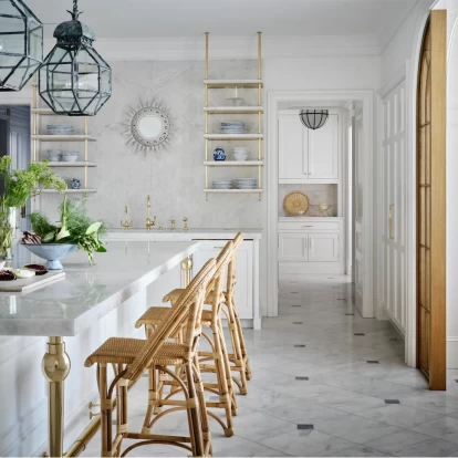 Περιηγηθείτε σε μια οικογενειακή κατοικία του  Chicago που μεταμορφώθηκε μέσω της κλασικής αρχιτεκτονικής