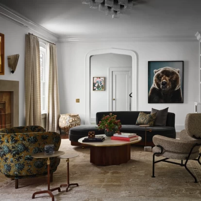 Περιηγηθείτε σε μια πολλά υποσχόμενη κατοικία  σε στιλ Tudor στο Austin του Τέξας