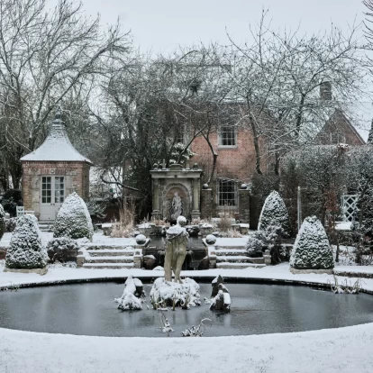 Περιηγηθείτε σε ένα άκρως γοητευτικό αγγλικό κήπο ενός αρχοντικού στο Hampshire