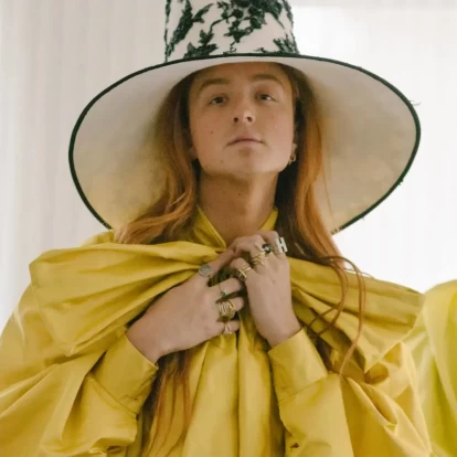 Ο designer Harris Reed απαντά σε ερωτήσεις και «τσαλακώνεται» με τον πιο απολαυστικό τρόπο 