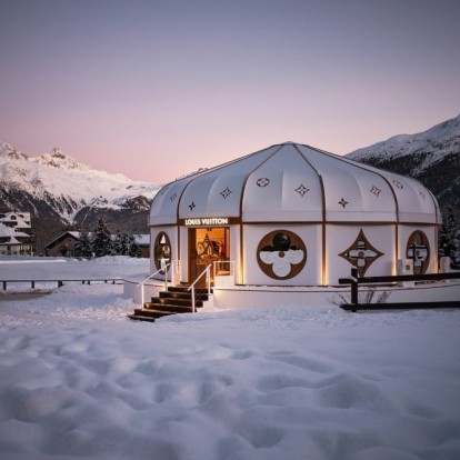  Louis Vuitton at St. Moritz: Μαγευτήκαμε από το ατμοσφαιρικό σκηνικό του winter pop-up του οίκου 