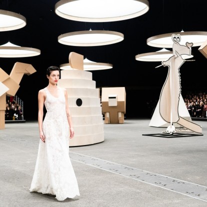 Η Chanel προσέφερε μία «παιχνιδιάρικη» νότα στην Haute Couture Fashion Week στο Παρίσι