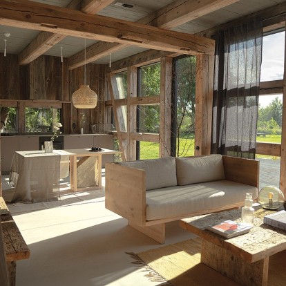 Μια ξύλινη κατοικία με φόντο τις όχθες του ποταμού Βιστούλα ﻿στην Πολωνία γίνεται ένα ονειρικό καταφύγιο μέσα στη φύση