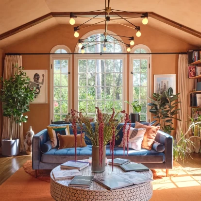 Παραδοθείτε στην ευχάριστη ατμόσφαιρα μιας ηλιόλουστης κατοικίας στο L.A.