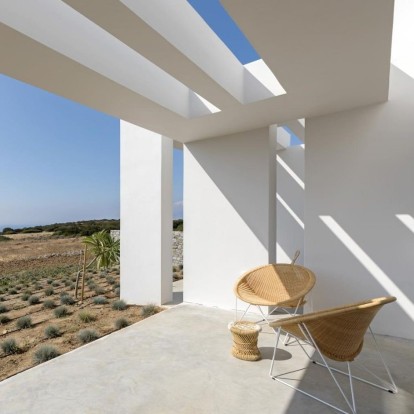 Με μια ειδυλλιακή θέα στη Μεσόγειο μια εξοχική κατοικία στη Νάξο γίνεται το απόλυτο όνειρο