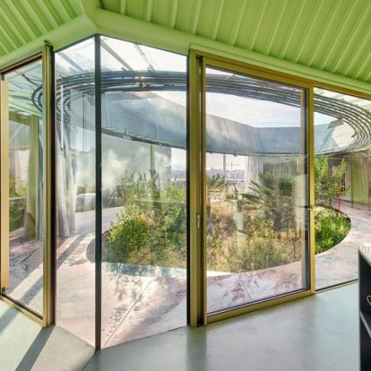 Μια eco-friendly κατοικία γίνεται πρότυπο αρχιτεκτονικής με σεβασμό στο περιβάλλον
