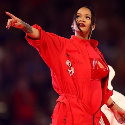 Rihanna: Η iconic εμφάνιση στο Halftime Show του Super Bowl και η δεύτερη εγκυμοσύνη!